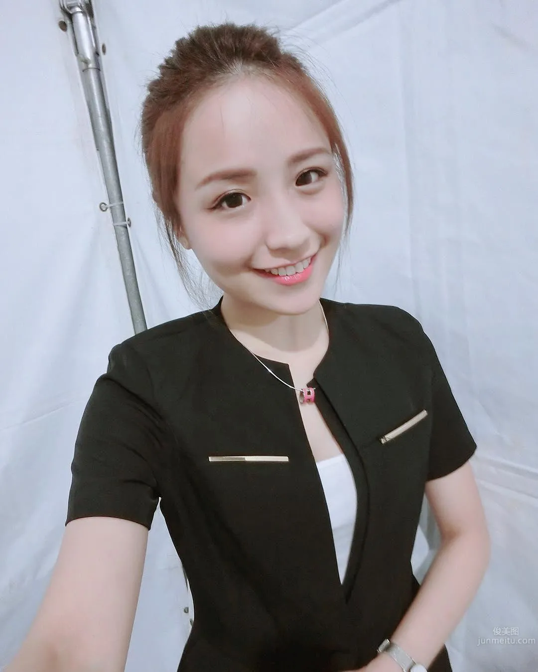 高雄正妹Hebbe Cheng 扮笑容最甜美的空姐 20