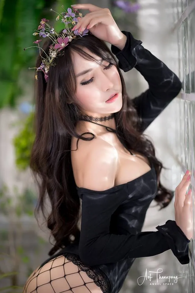 Ploylada Jaiya- 開背毛衣黑服網襪寫真 22