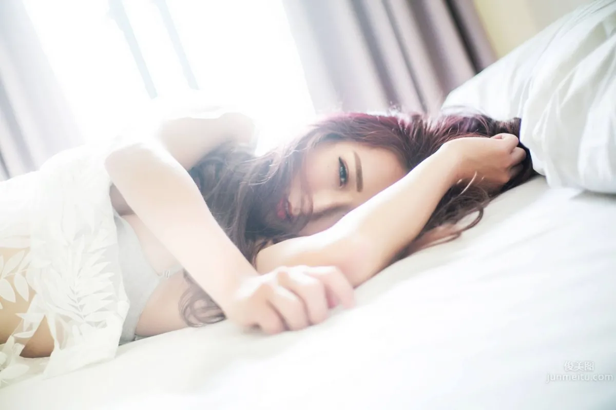 「排球女神」就在窗邊！輕柔白光之下的最狂野身材 14