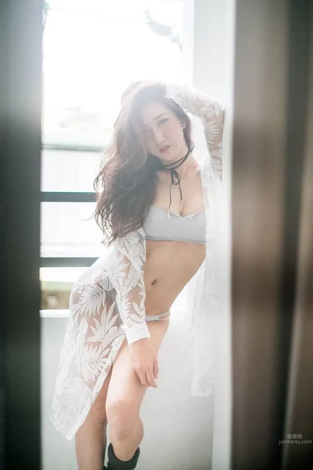 「排球女神」就在窗边！轻柔白光之下的最狂野身材_2