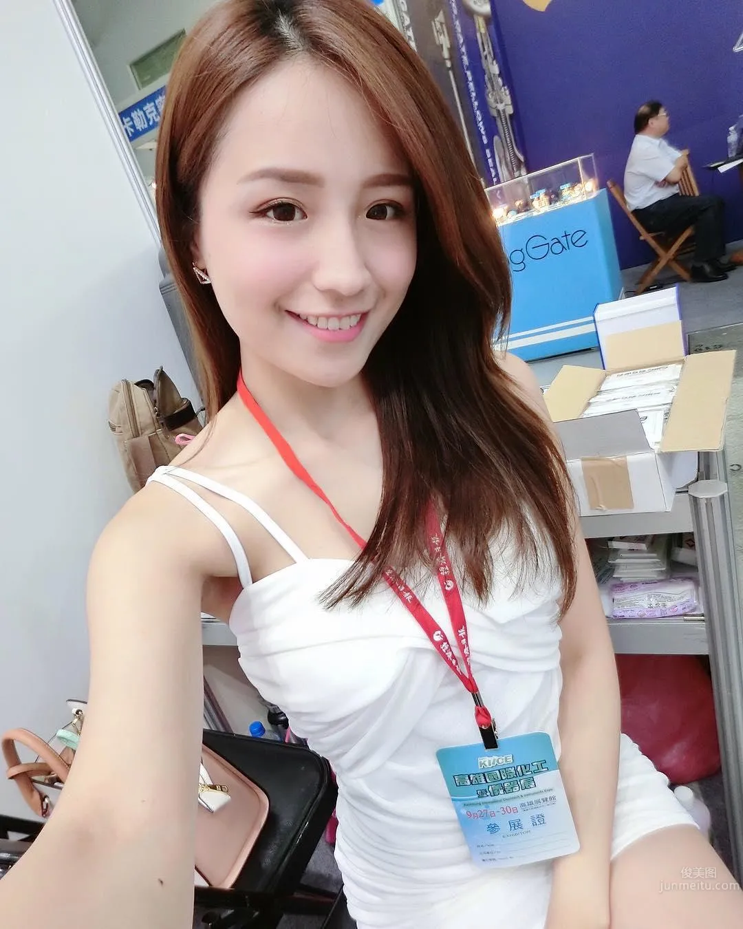 高雄正妹Hebbe Cheng 扮笑容最甜美的空姐 28