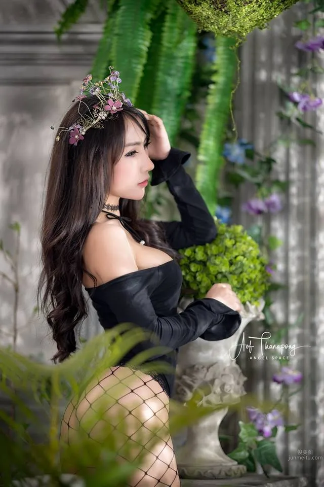 Ploylada Jaiya- 開背毛衣黑服網襪寫真 27