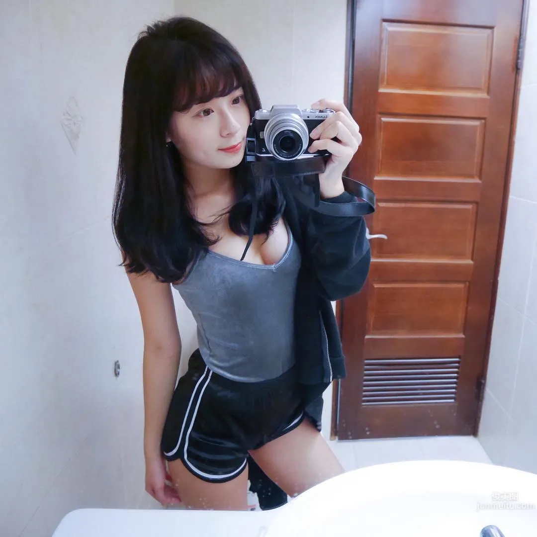 正妹Celine海邊曬日光浴 渾圓曲線線條太美 12