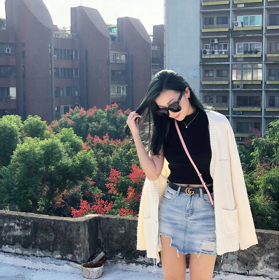 正妹Celine海邊曬日光浴 渾圓曲線線條太美 22