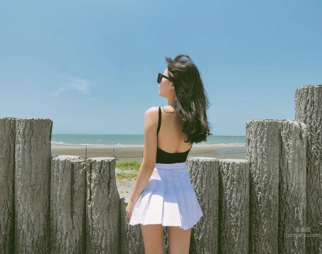 正妹Celine海邊曬日光浴 渾圓曲線線條太美 14
