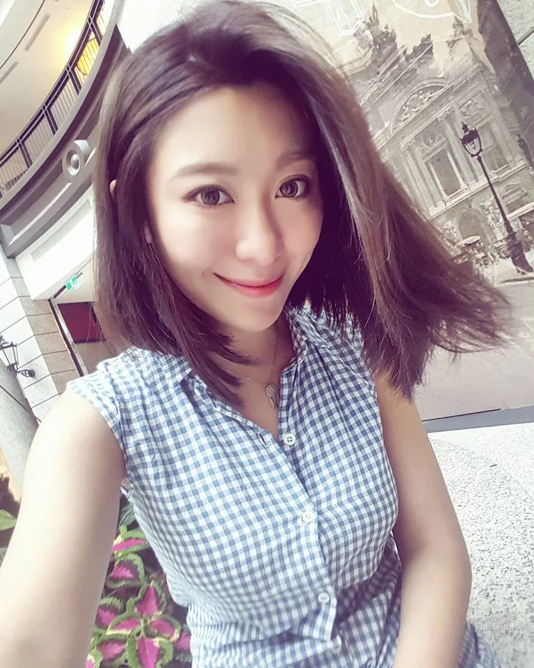 正妹櫃姐謝佩佩 沙灘比基尼戲水 2