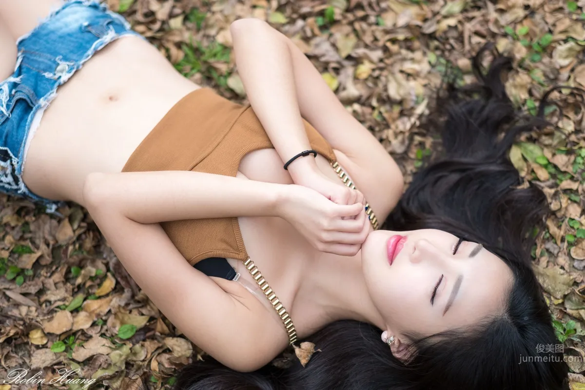 趙芸- 成熟女人寫真之深紅開胸長裙 17