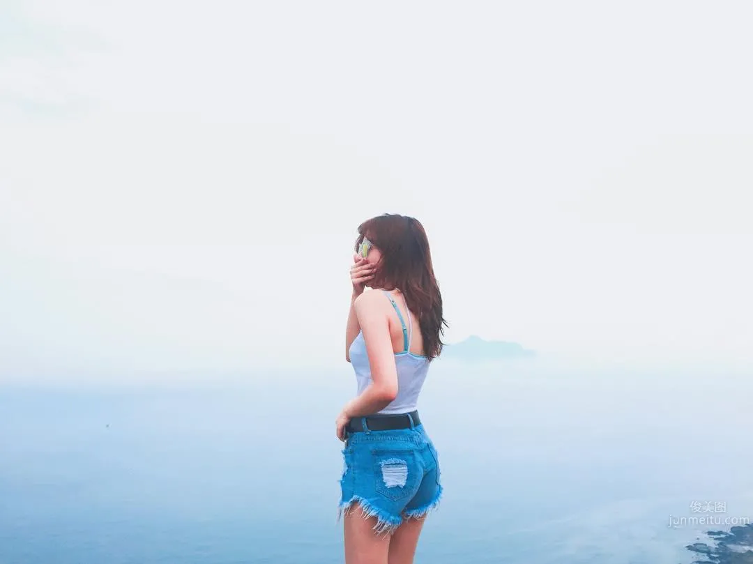 正妹Celine海邊曬日光浴 渾圓曲線線條太美 4