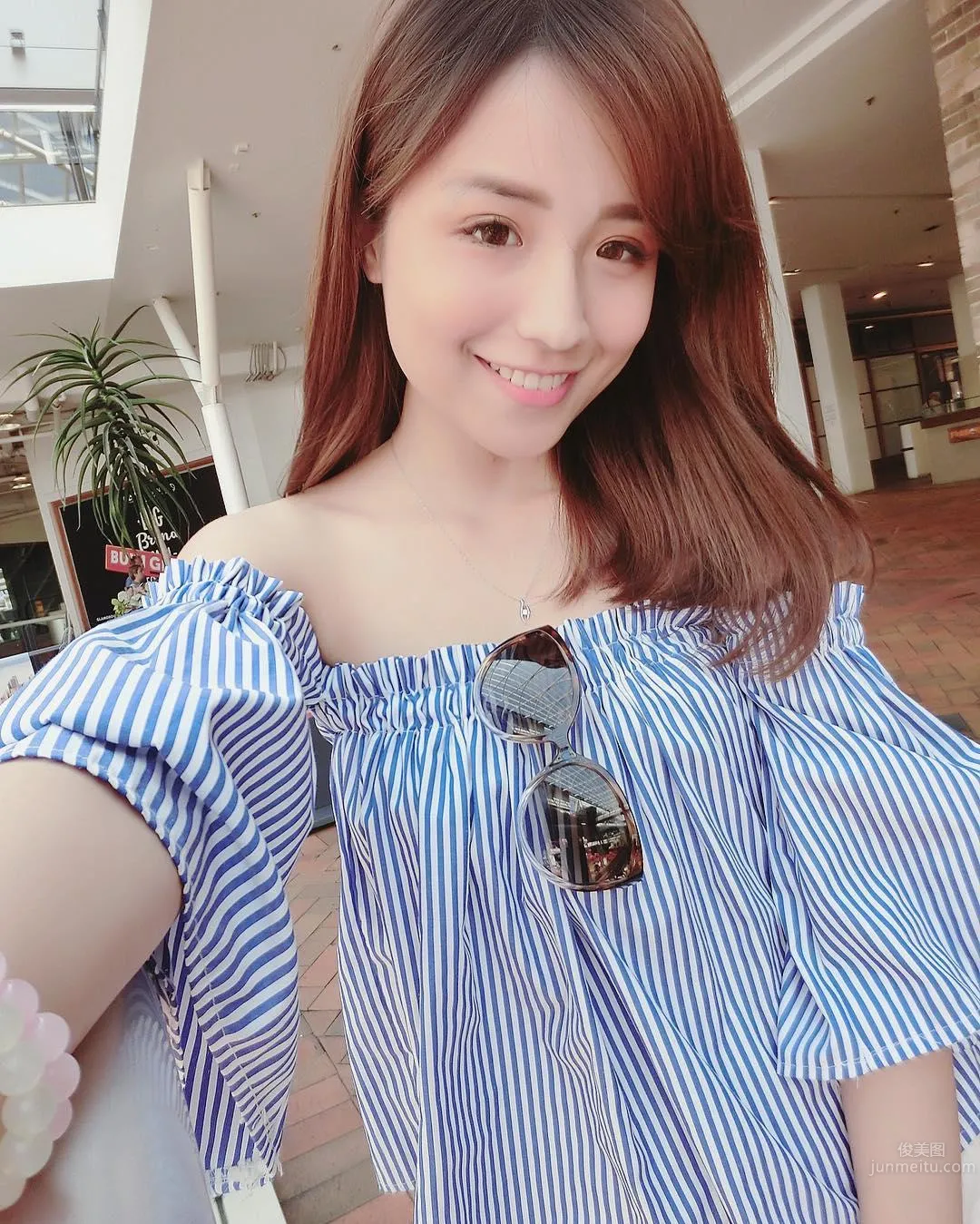 高雄正妹Hebbe Cheng 扮笑容最甜美的空姐 1