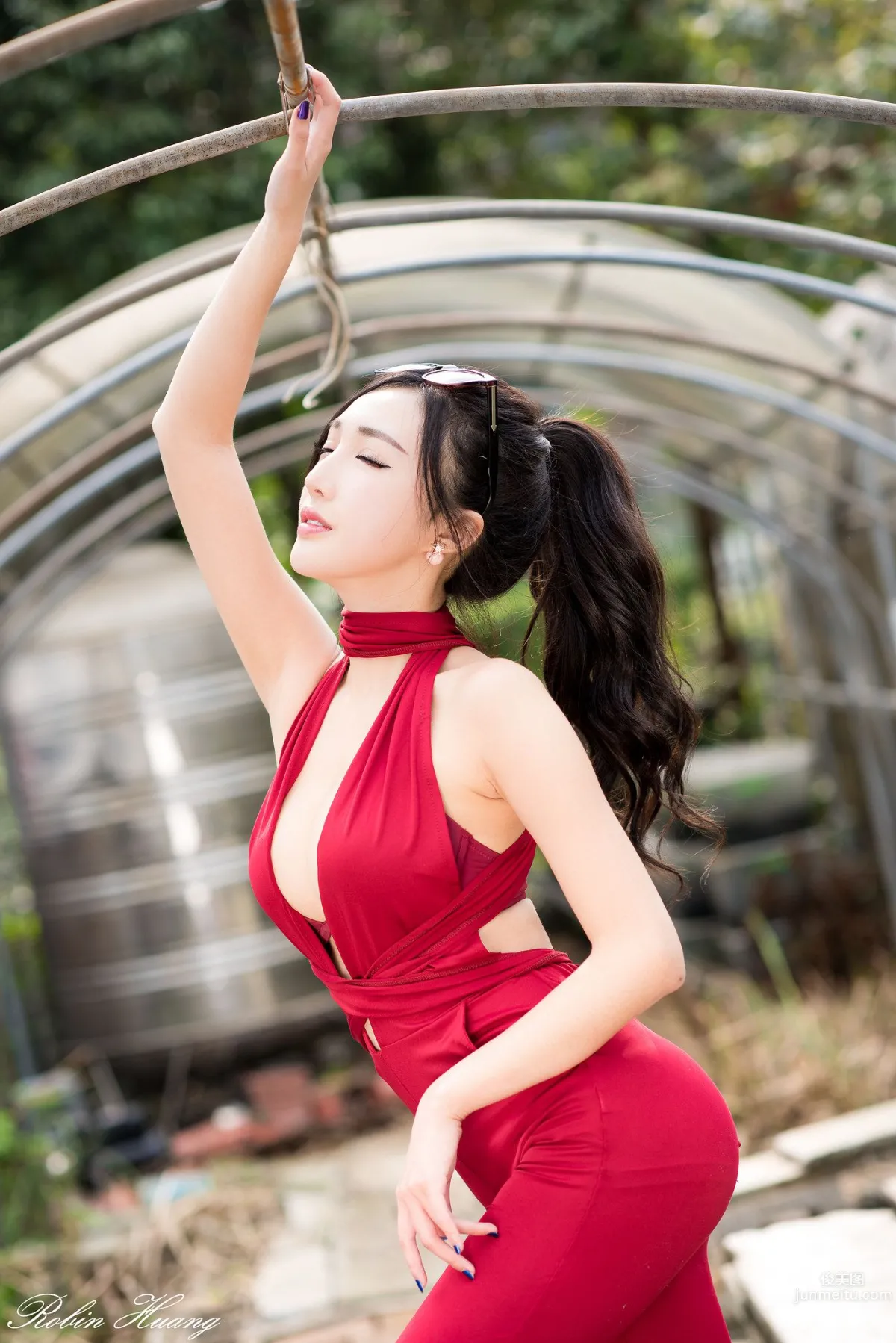 趙芸- 成熟女人寫真之深紅開胸長裙 8