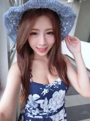 人比花嬌！極品小妖精胡绮穿衣太狂