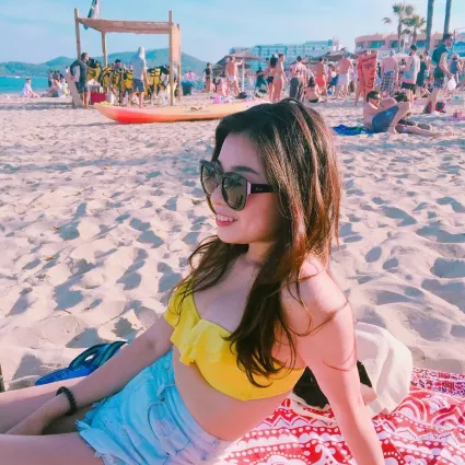 正妹Celine海邊曬日光浴 渾圓曲線線條太美