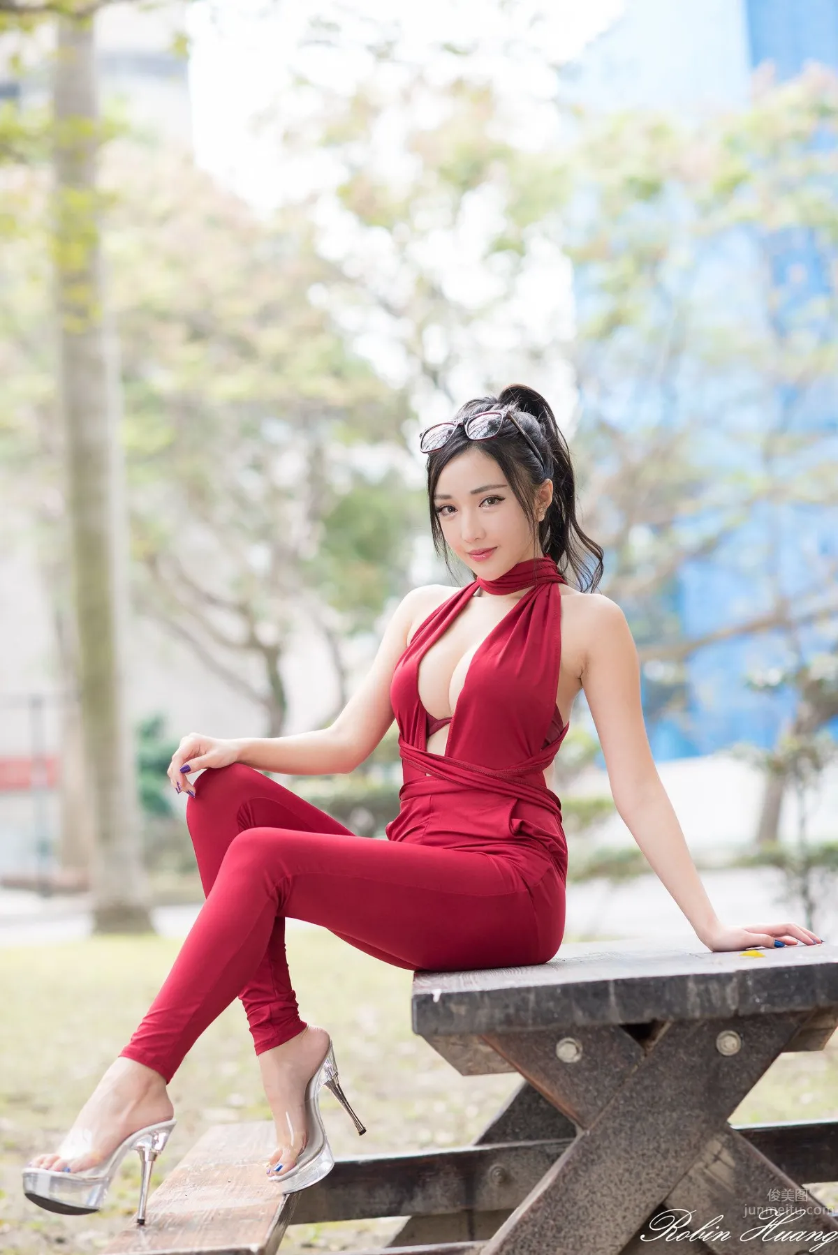 趙芸- 成熟女人寫真之深紅開胸長裙 1