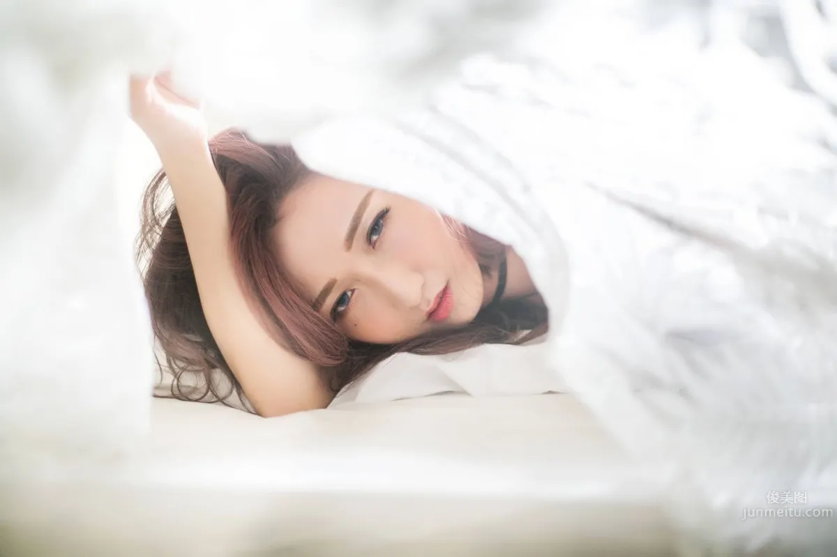 「排球女神」就在窗邊！輕柔白光之下的最狂野身材 10