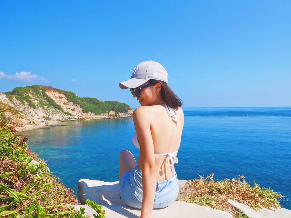 正妹Celine海邊曬日光浴 渾圓曲線線條太美 17