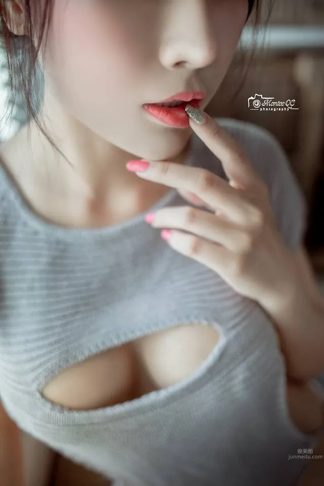 Ploylada Jaiya- 開背毛衣黑服網襪寫真 46