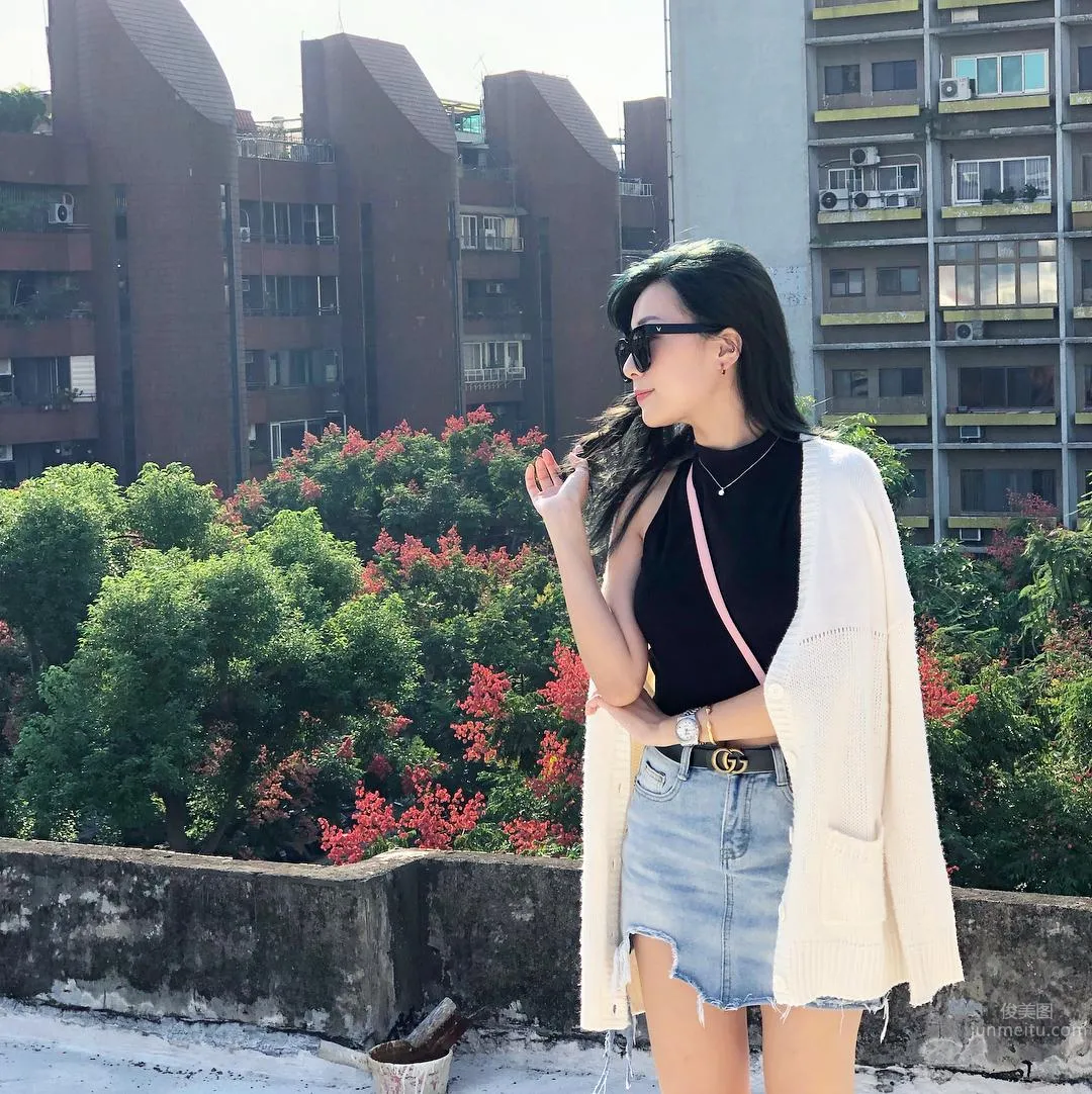 正妹Celine海邊曬日光浴 渾圓曲線線條太美 21