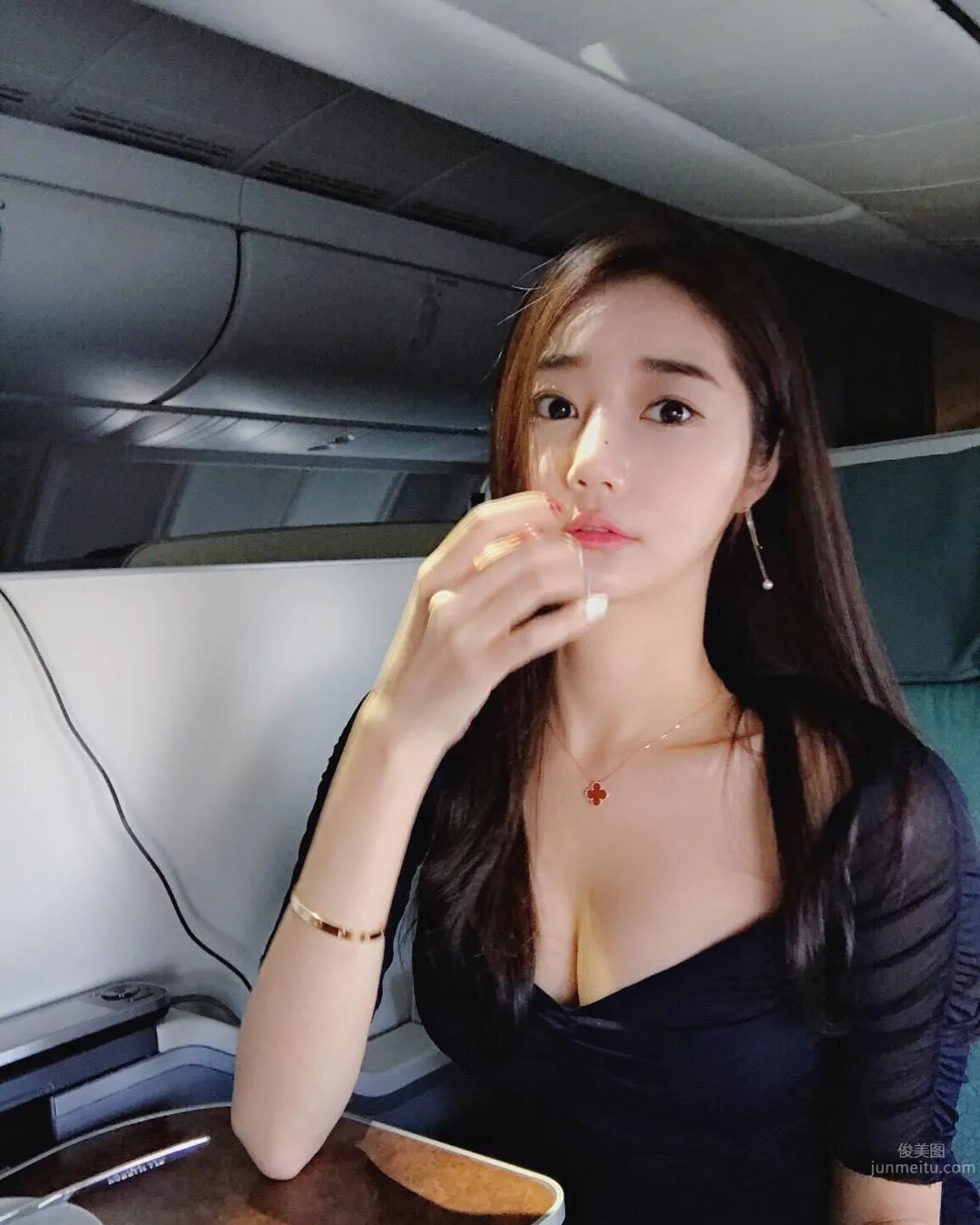 正妹空服員「超兇視角」讓人吃不消！好身材不藏私 19
