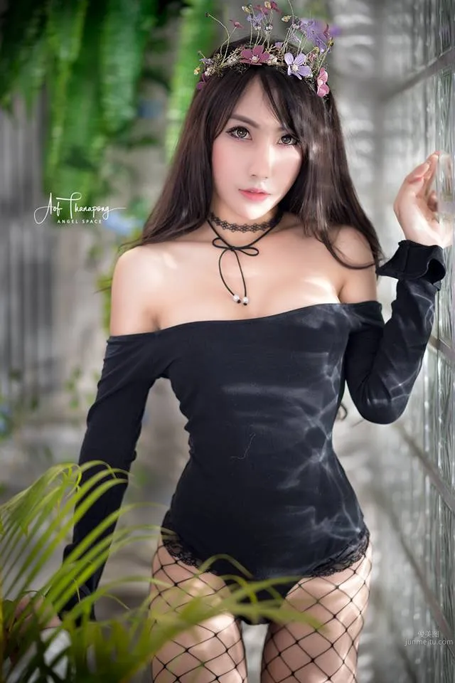 Ploylada Jaiya- 開背毛衣黑服網襪寫真 32