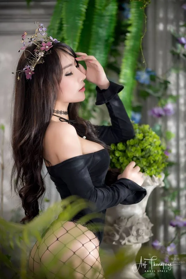 Ploylada Jaiya- 開背毛衣黑服網襪寫真 17