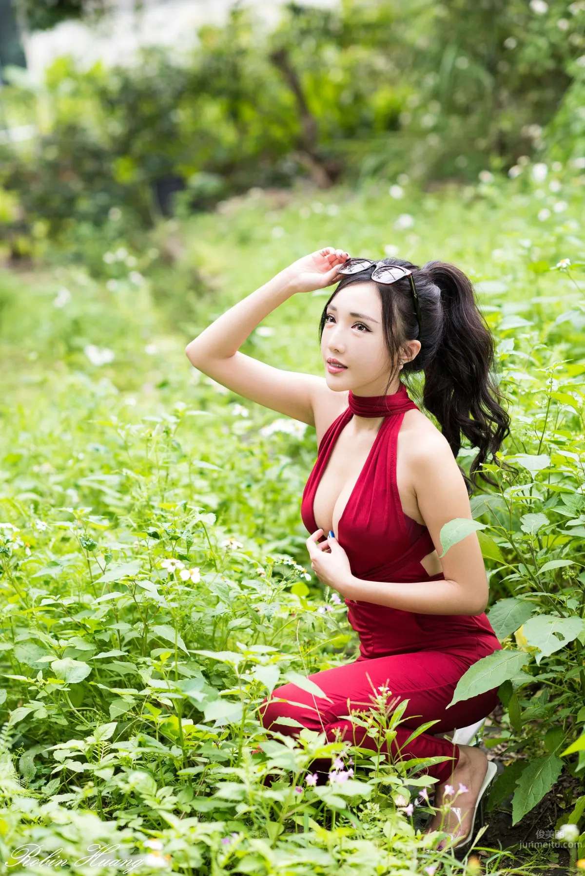 趙芸- 成熟女人寫真之深紅開胸長裙 10