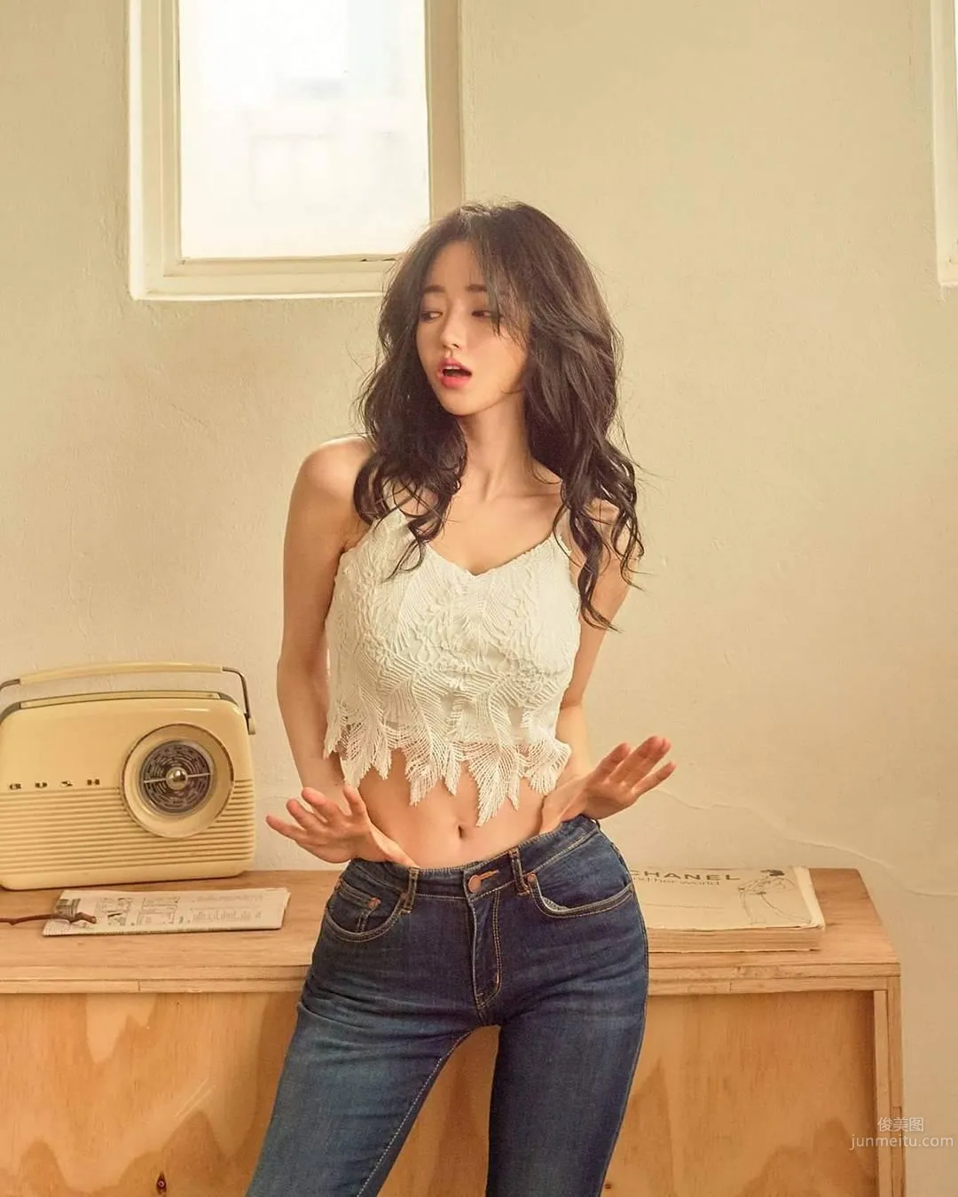 精灵系少女误闯丛林长裙飘扬，不忘对镜头放送爱心舞_9