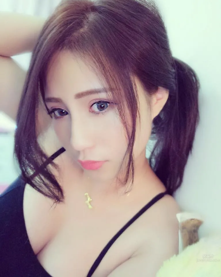 躺床角度满分！火辣老板娘潘安安深沟自拍_0