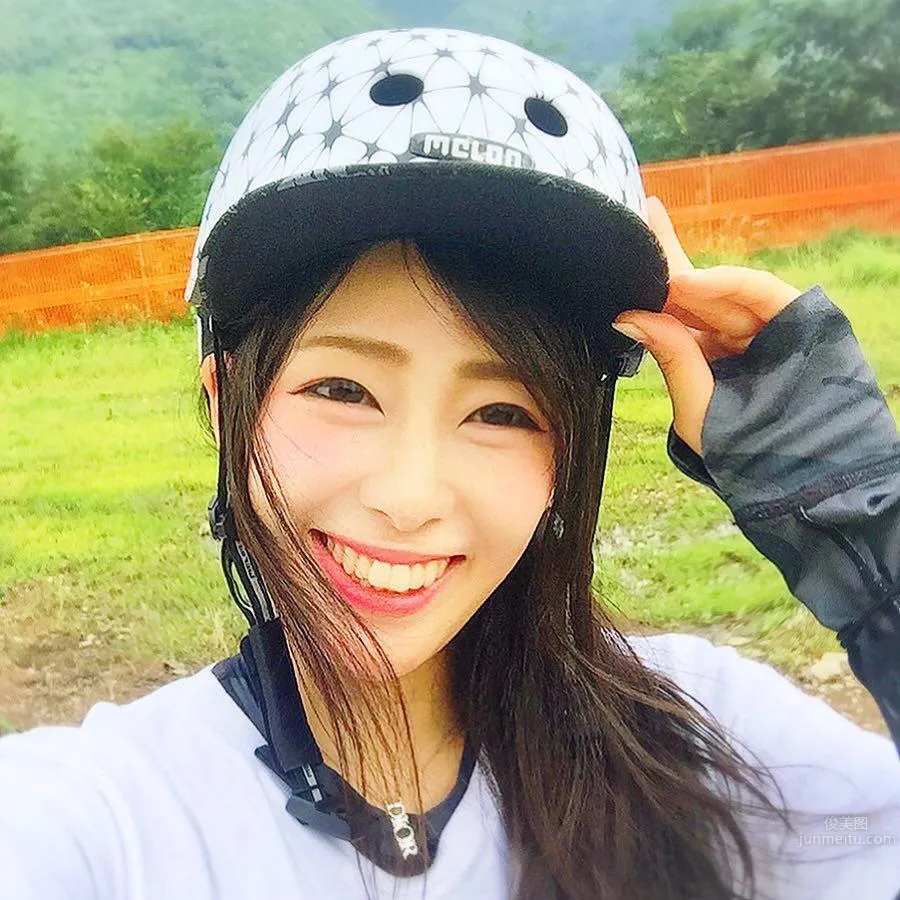 上山又下海！運動正妹りほ緊身衣好迷人 18