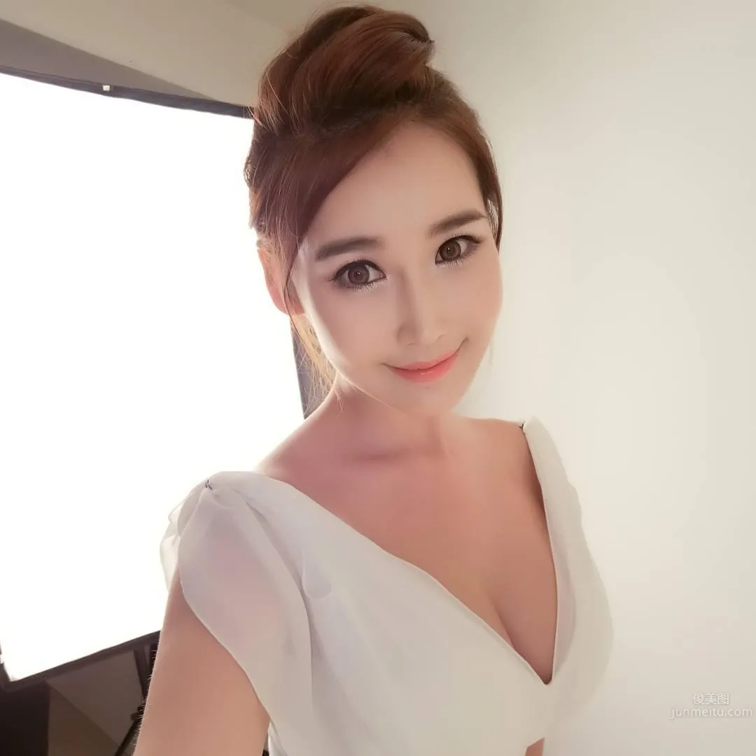 韓國車模李孝英 性感酥胸撩人出鏡 27