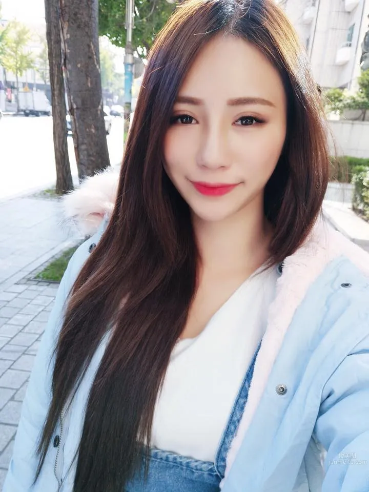 躺床角度滿分！火辣老闆娘潘安安深溝自拍 6