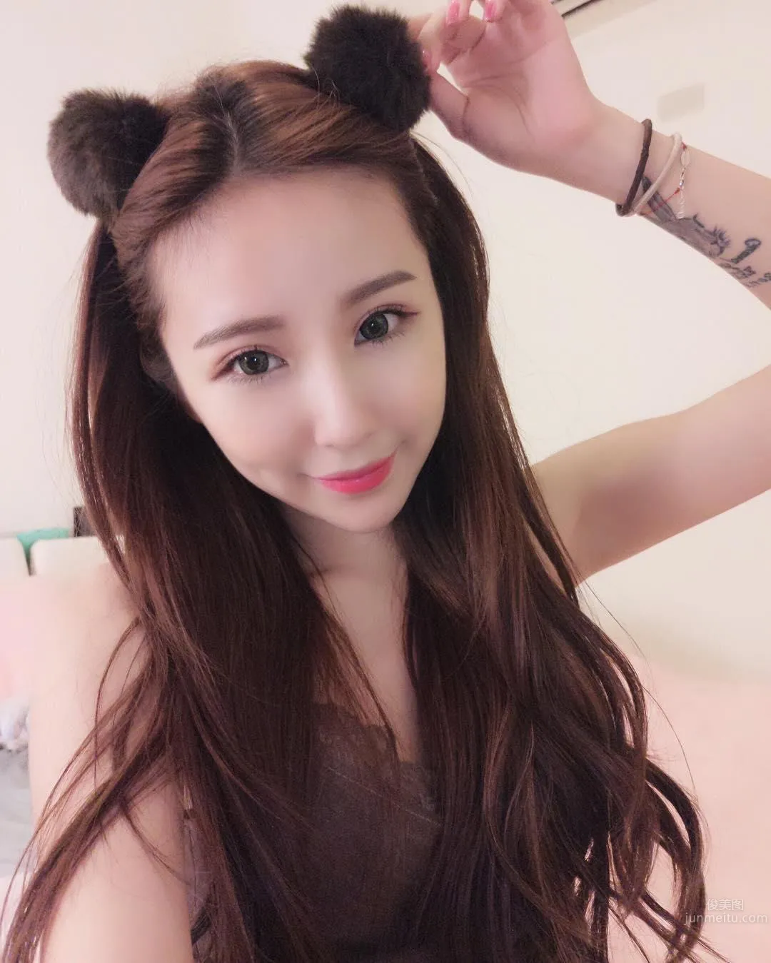 超白嫩！正妹李燕低胸上衣，完美身材自拍好養眼！ 3