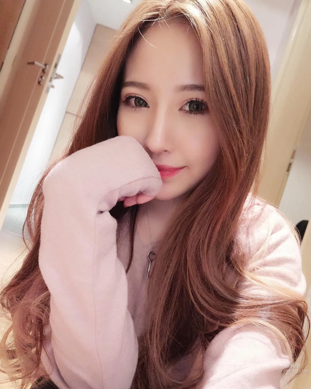超白嫩！正妹李燕低胸上衣，完美身材自拍好養眼！ 26