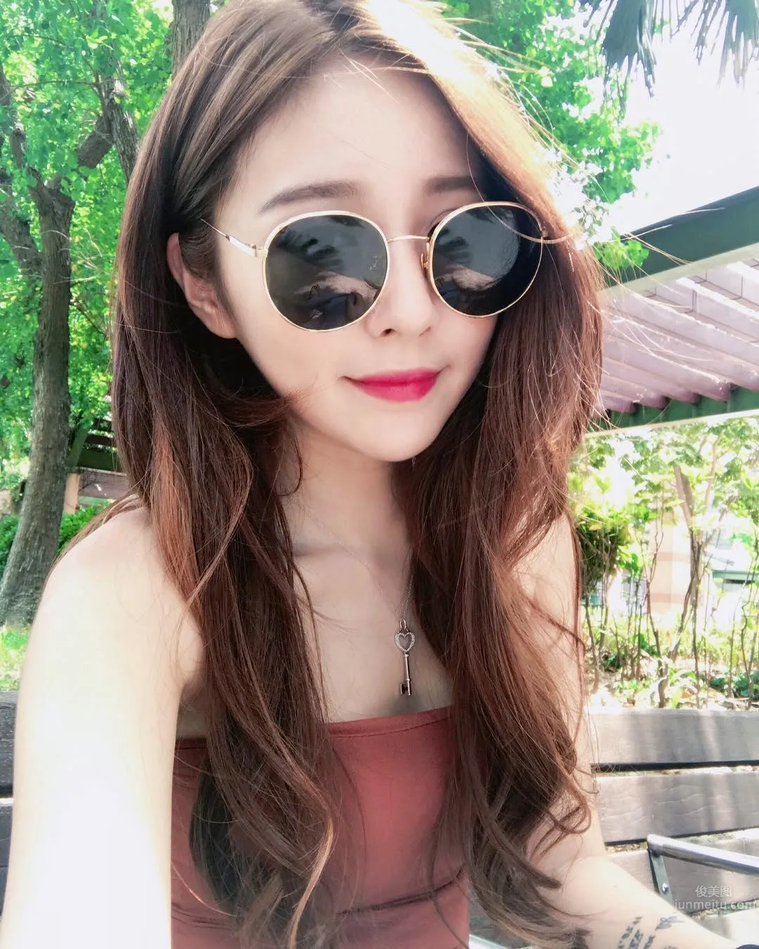 超白嫩！正妹李燕低胸上衣，完美身材自拍好養眼！ 8