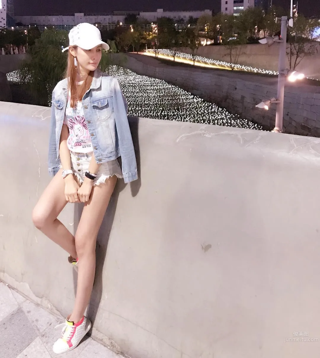 性感小辣貓「DJ Pussy Catz」逆天長腿占滿畫面 24