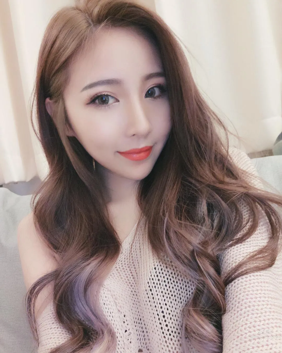 超白嫩！正妹李燕低胸上衣，完美身材自拍好養眼！ 18