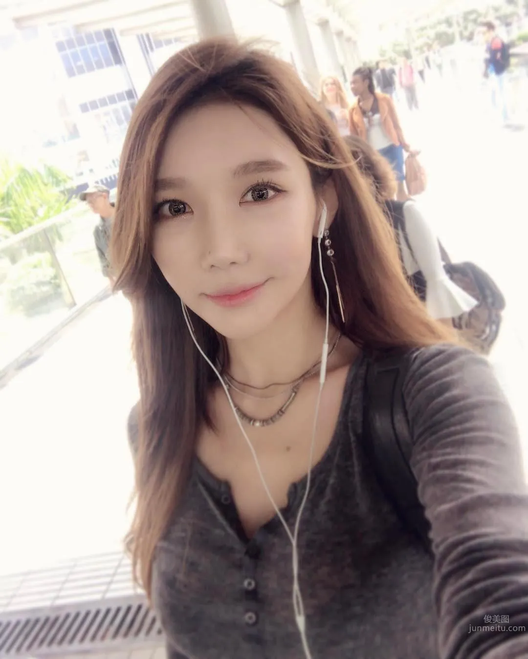 太上火！南韓賽車女郎도민서蟻腰一手掌握 12