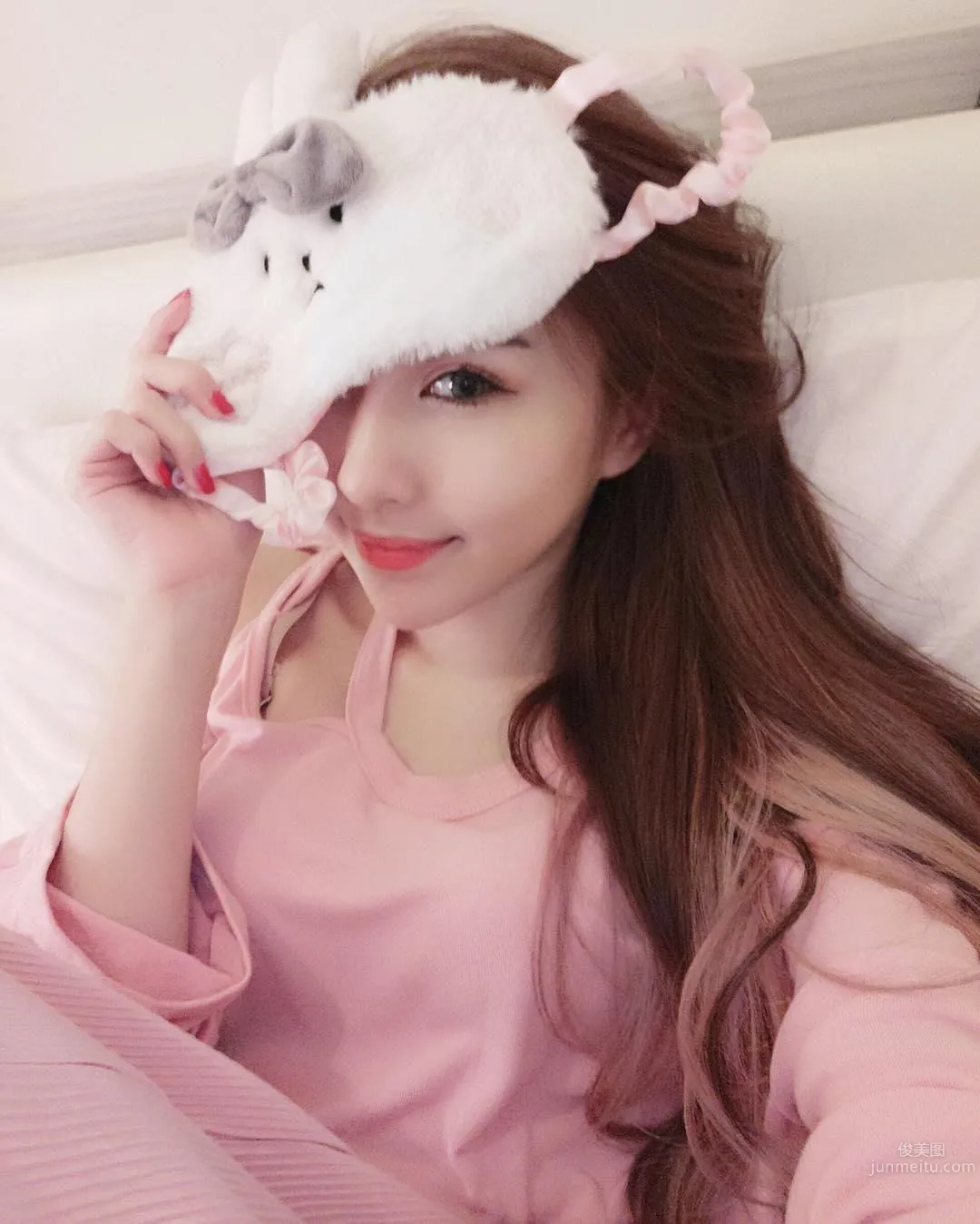 超白嫩！正妹李燕低胸上衣，完美身材自拍好養眼！ 24
