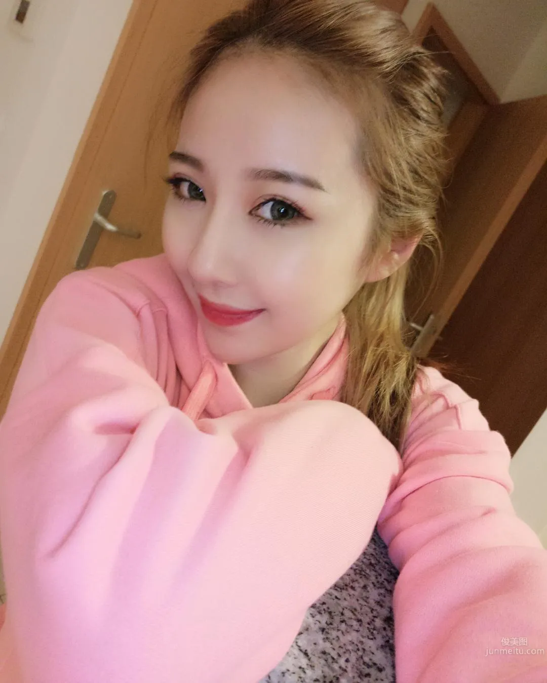 超白嫩！正妹李燕低胸上衣，完美身材自拍好養眼！ 27