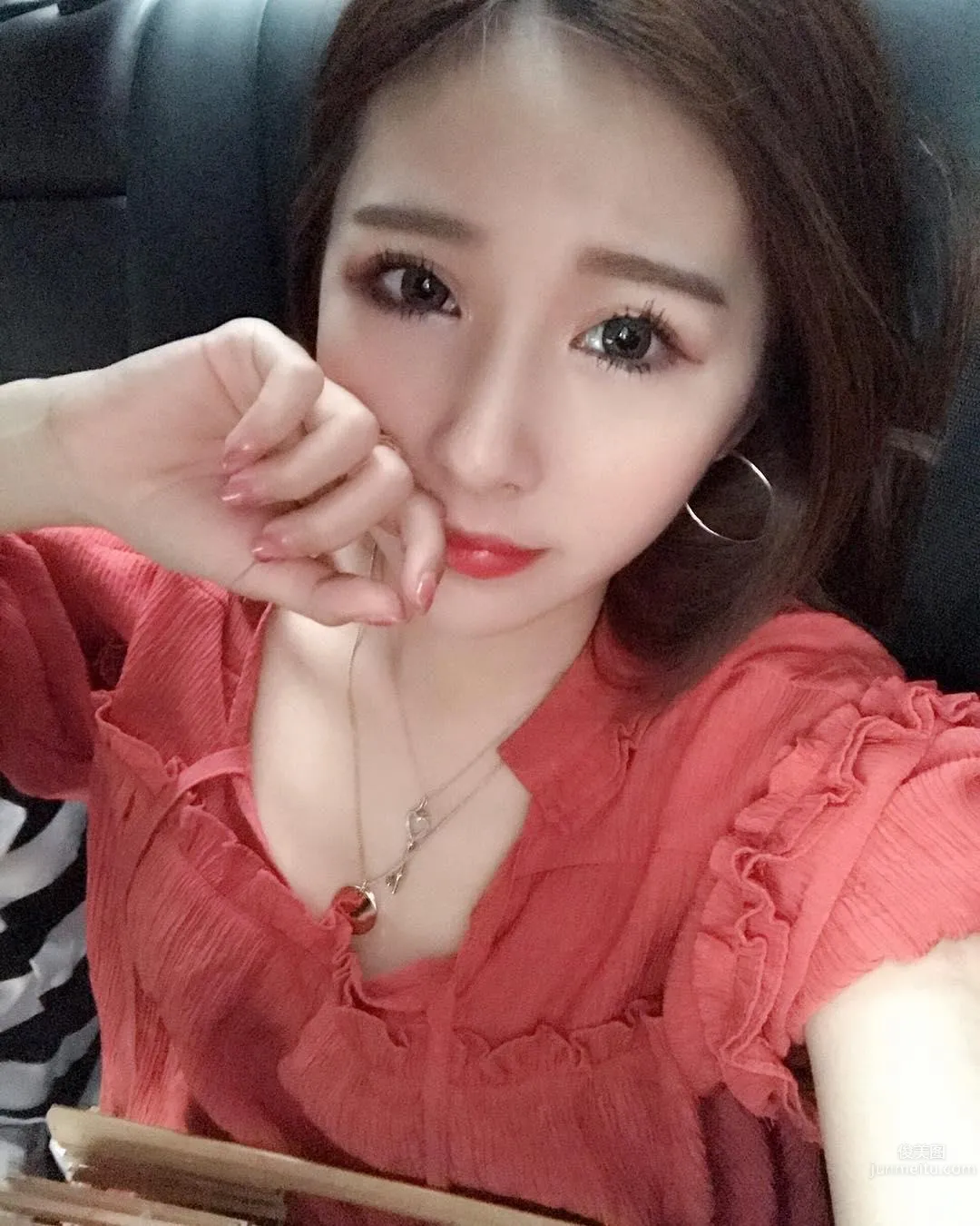 超白嫩！正妹李燕低胸上衣，完美身材自拍好養眼！ 4