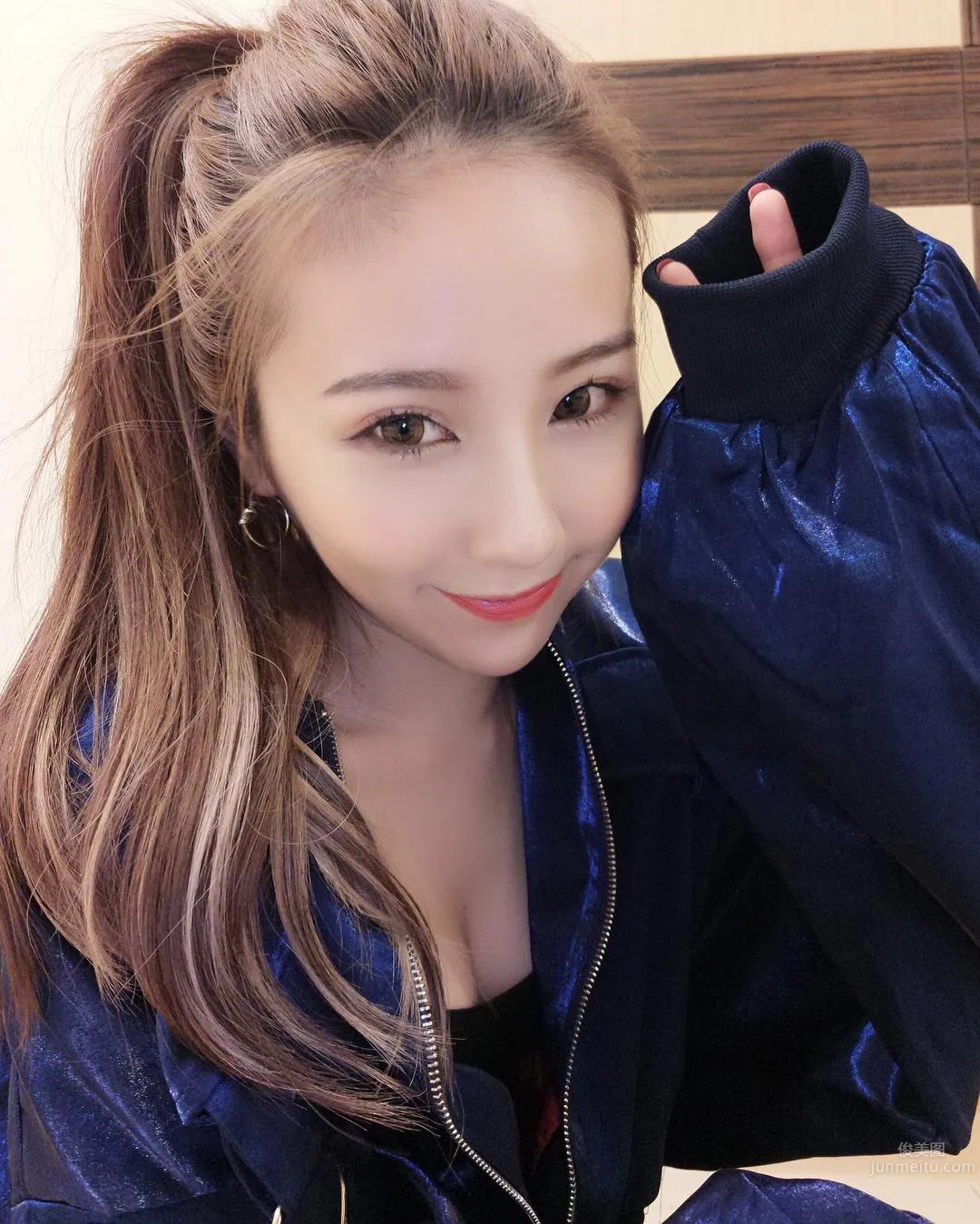 超白嫩！正妹李燕低胸上衣，完美身材自拍好養眼！ 25