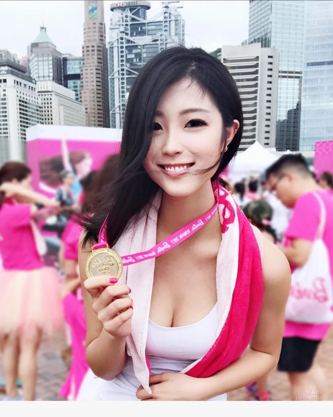 「女神級正妹」！輕輕回眸不經意畫面讓所有人都凍結啦！ 39