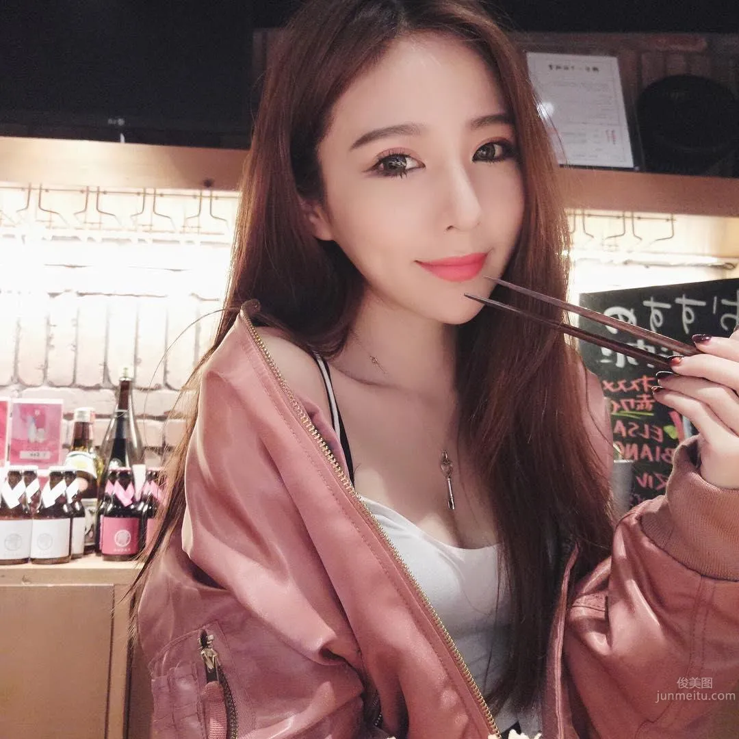 超白嫩！正妹李燕低胸上衣，完美身材自拍好養眼！ 12