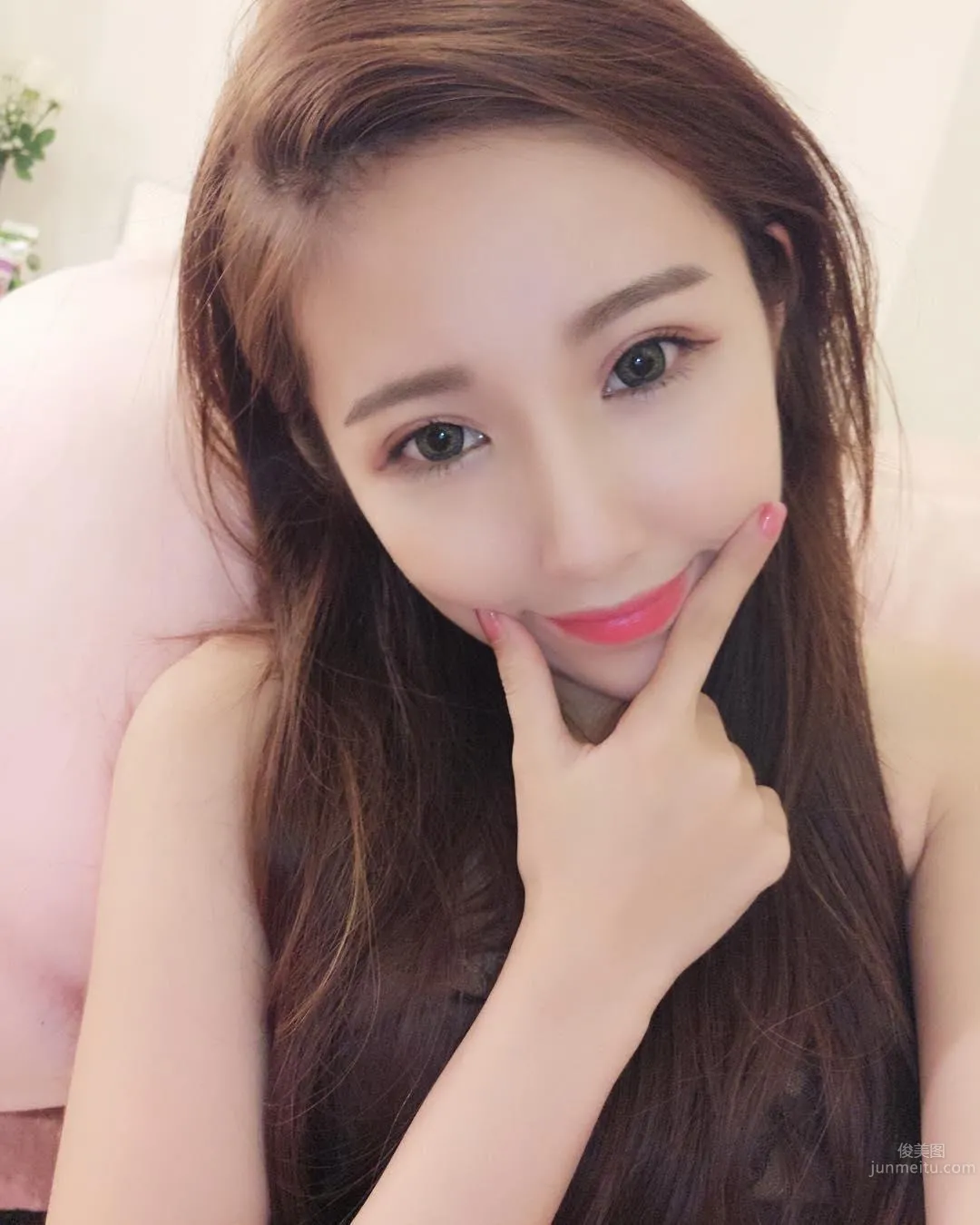 超白嫩！正妹李燕低胸上衣，完美身材自拍好養眼！ 2