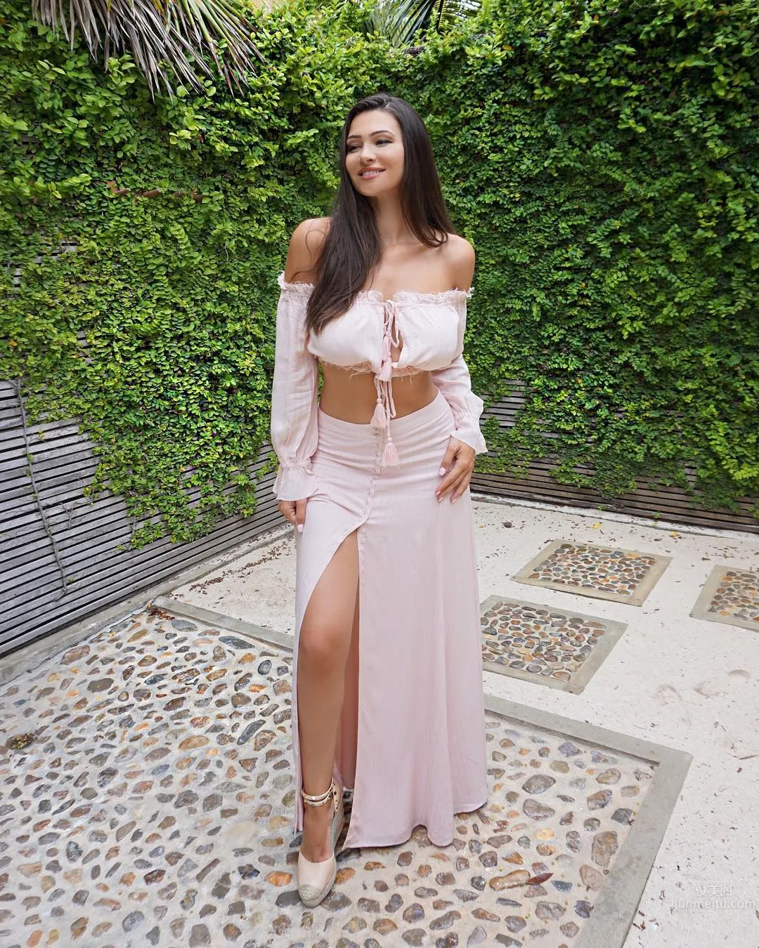 塞爾維亞模特Jenna Jenovich，巨型沙漏身材太過搶眼 39