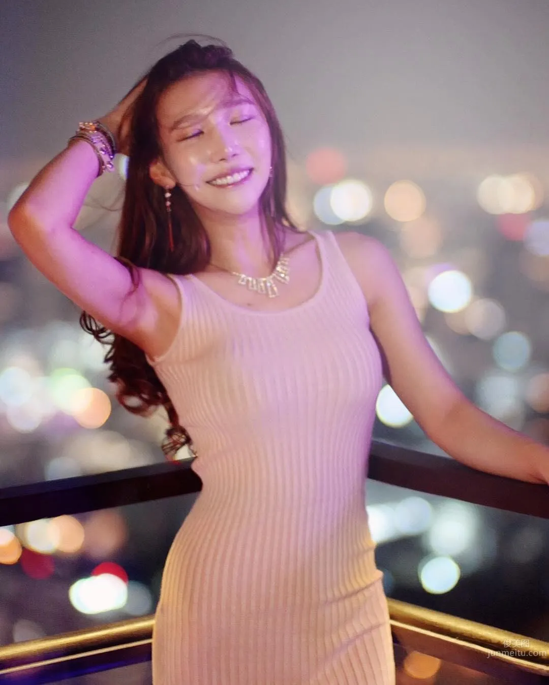 太上火！南韓賽車女郎도민서蟻腰一手掌握 10