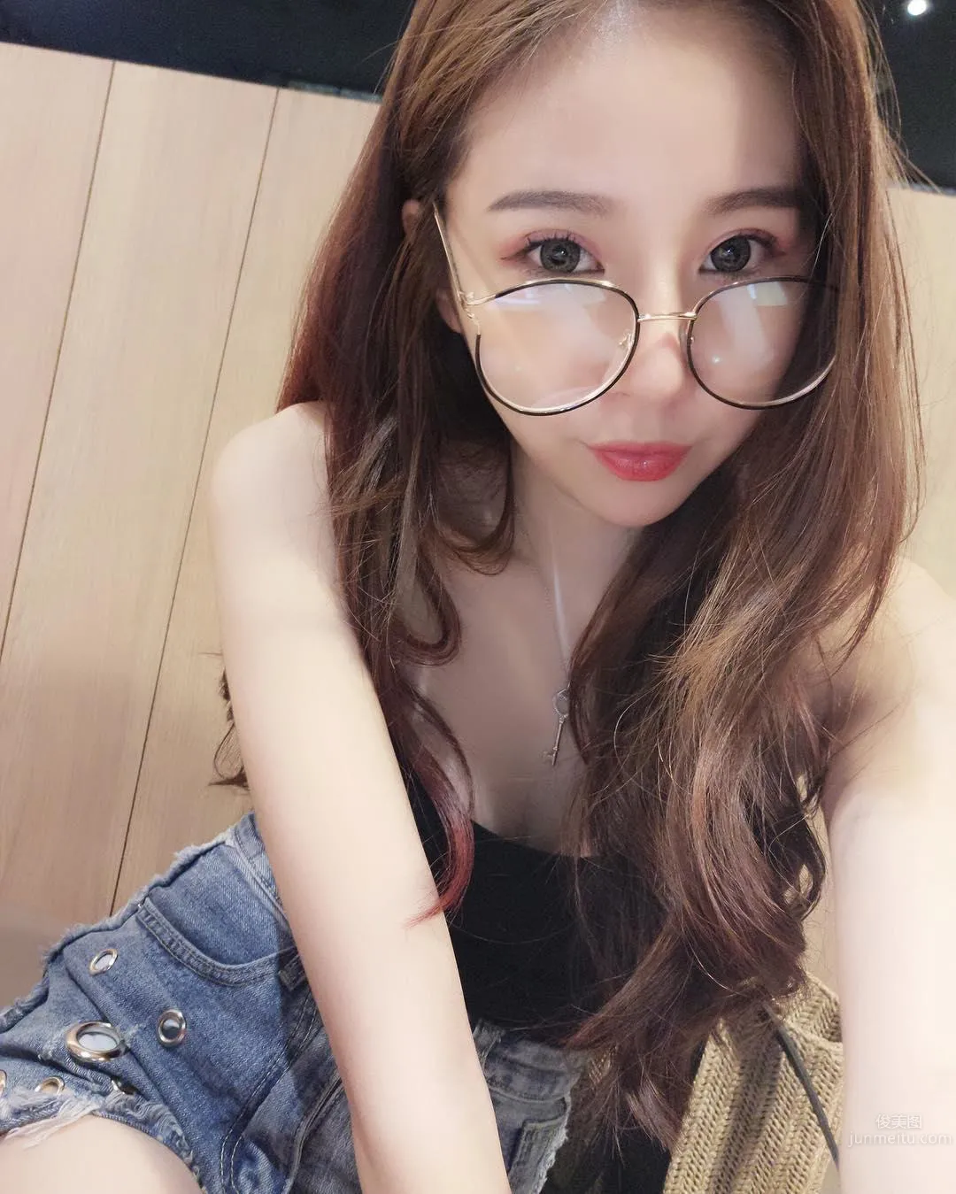 超白嫩！正妹李燕低胸上衣，完美身材自拍好養眼！ 9