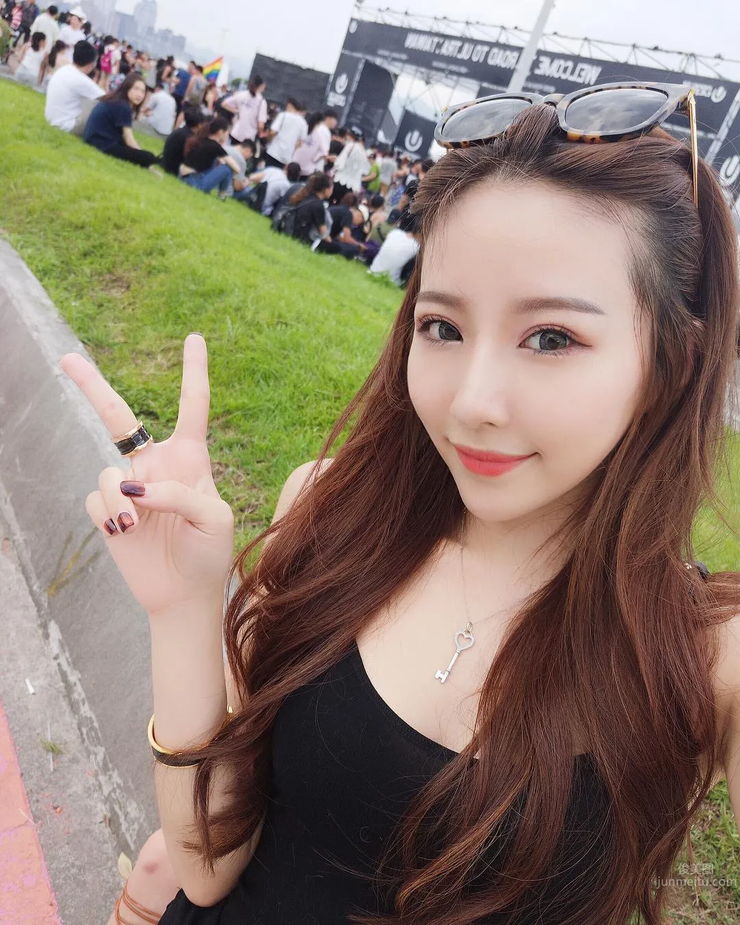 超白嫩！正妹李燕低胸上衣，完美身材自拍好養眼！ 10