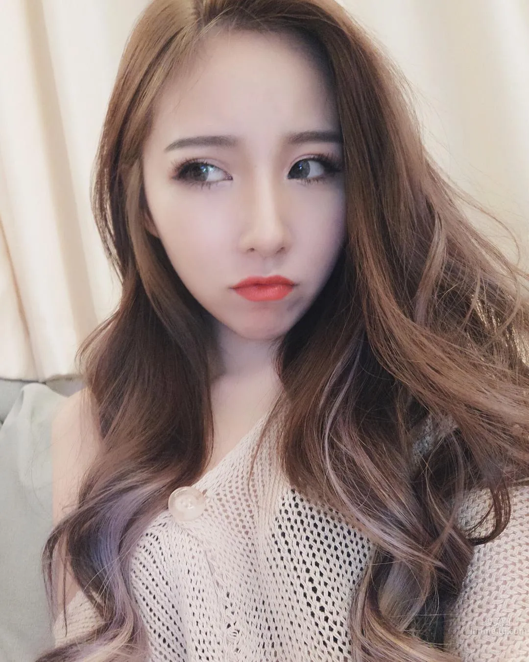 超白嫩！正妹李燕低胸上衣，完美身材自拍好養眼！ 17