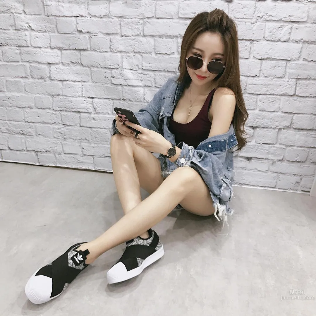 超白嫩！正妹李燕低胸上衣，完美身材自拍好養眼！ 16