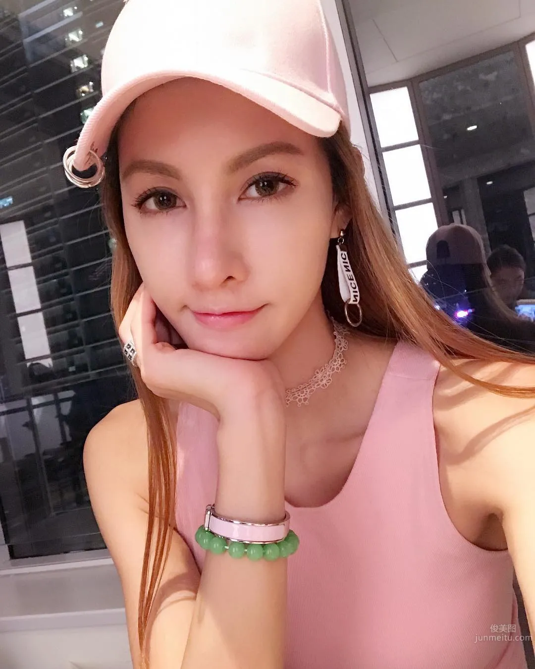 性感小辣貓「DJ Pussy Catz」逆天長腿占滿畫面 28